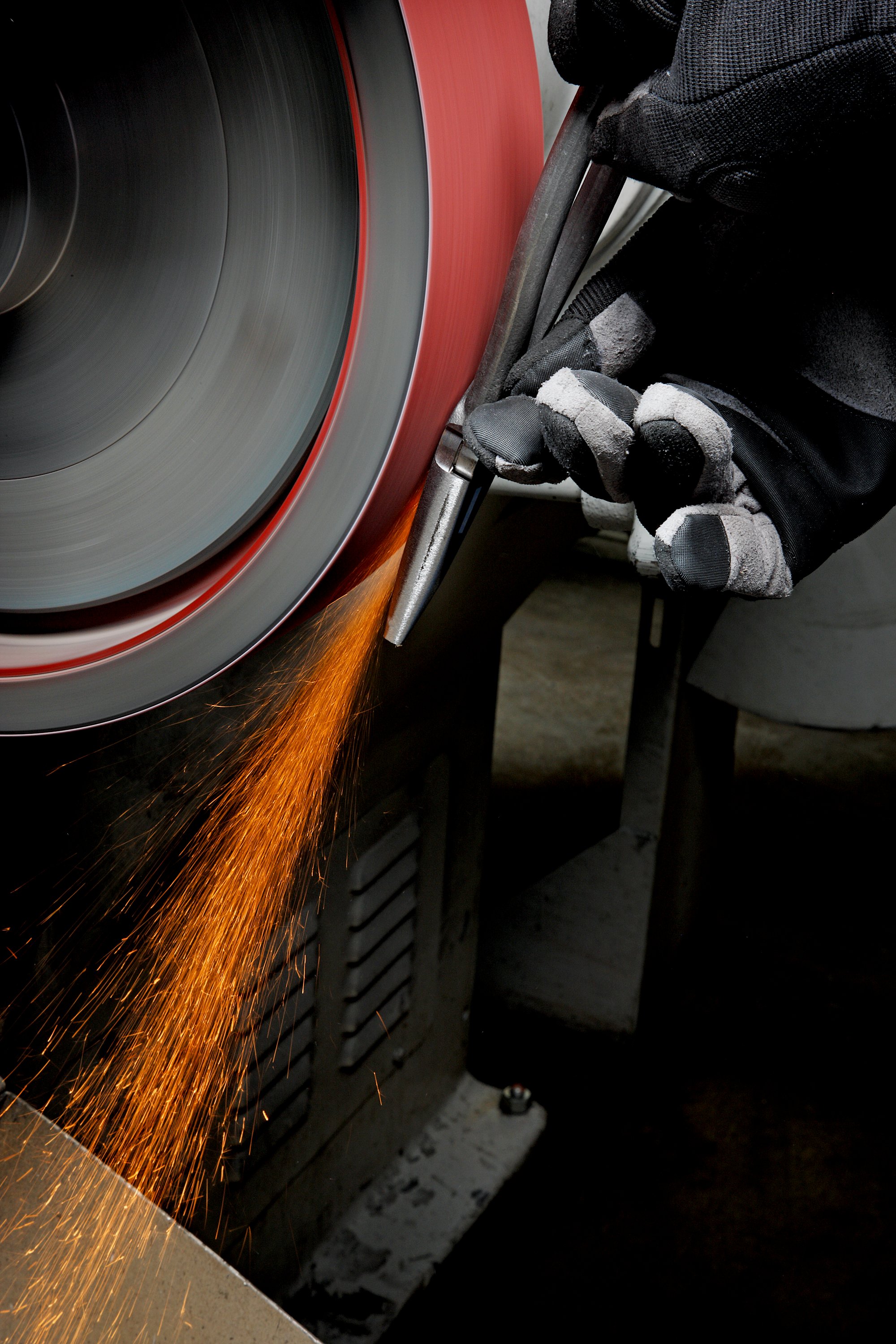 A closed coat and a grinding aid make our 3M™ Cubitron II Abrasive Belt 947A an outstanding option for low to medium pressure applications on heat sensitive metals