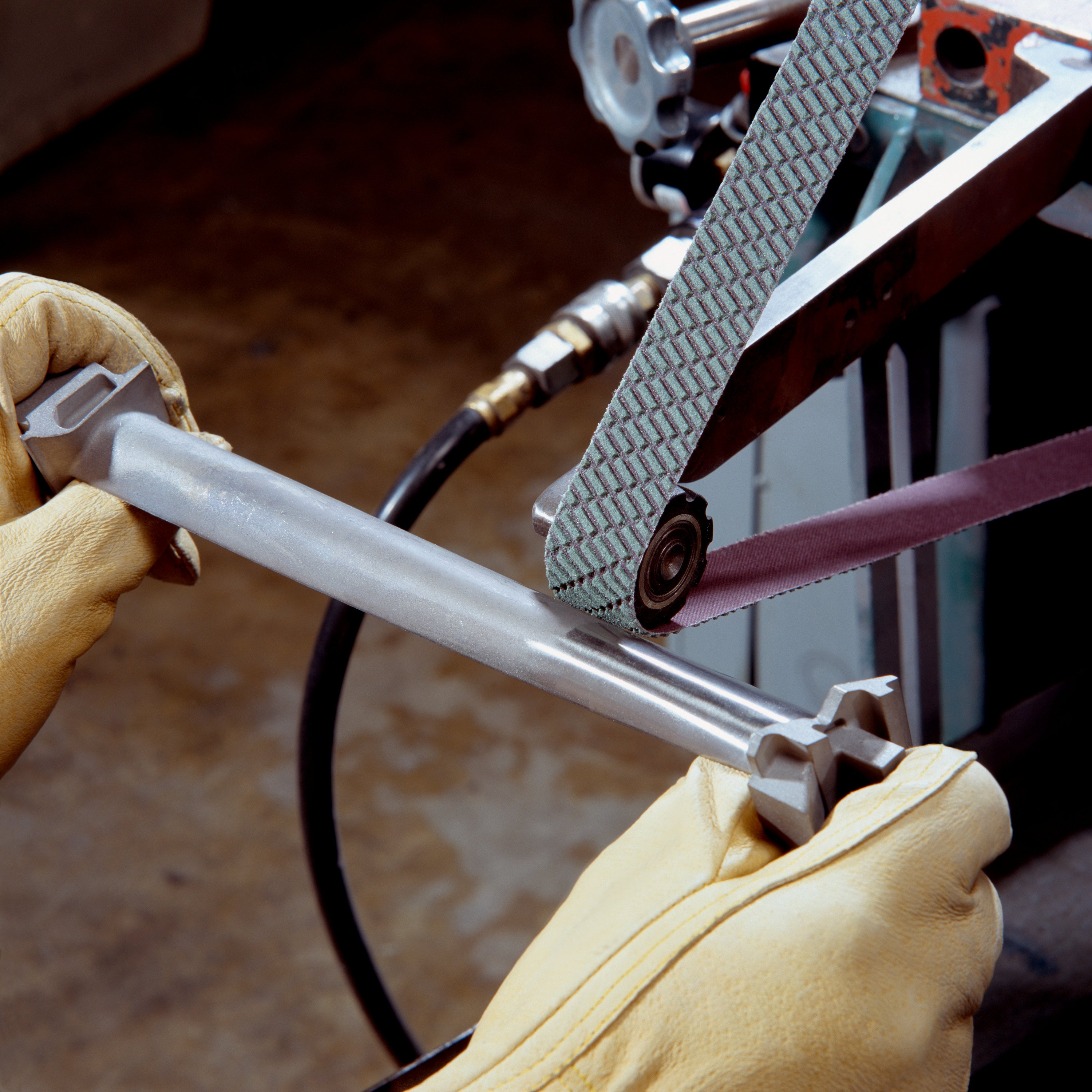 Our 3M™ Trizact™ Cloth Belt 337DC owes its durability and consistent sustained cut rate to its uniquely engineered