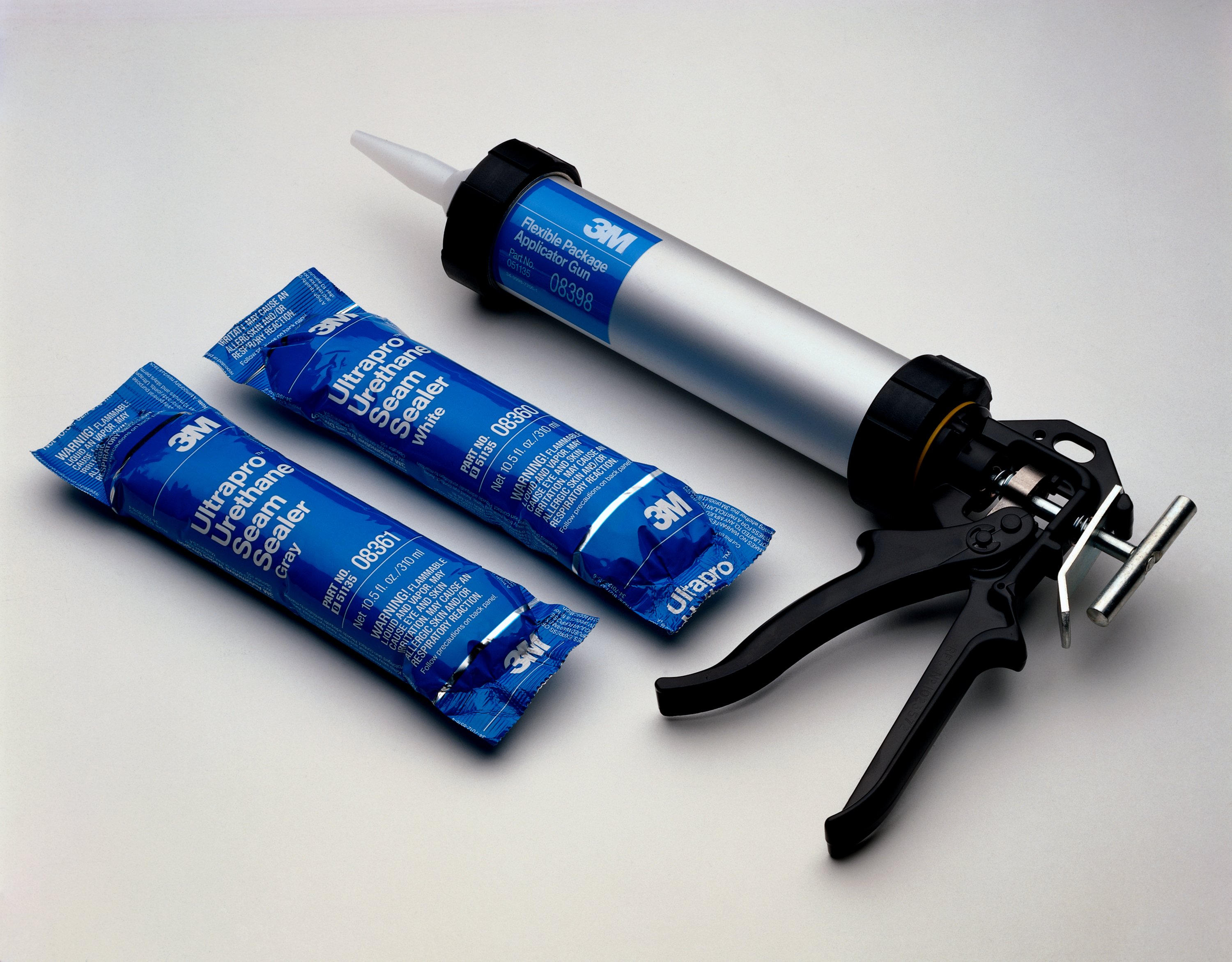 The 3M™ Flexible Package Applicator Gun is versatile for use with a full range of sealers on a wide variety of automotive materials, including glass, metal, fiberglass and painted surfaces.