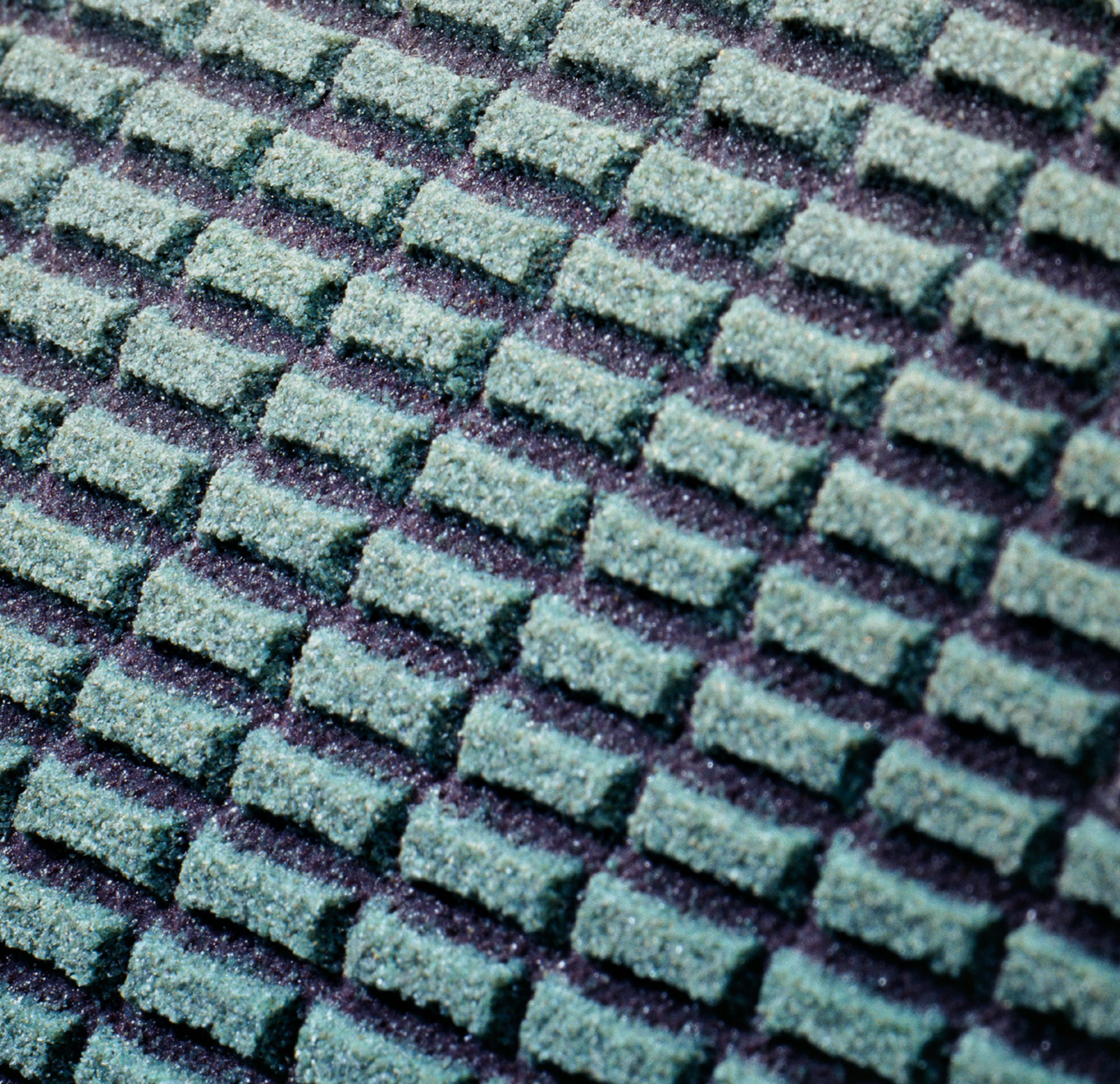 The 3M™ Trizact™ Cloth Belt 337DC owes its durability and consistent sustained cut rate to its uniquely engineered
