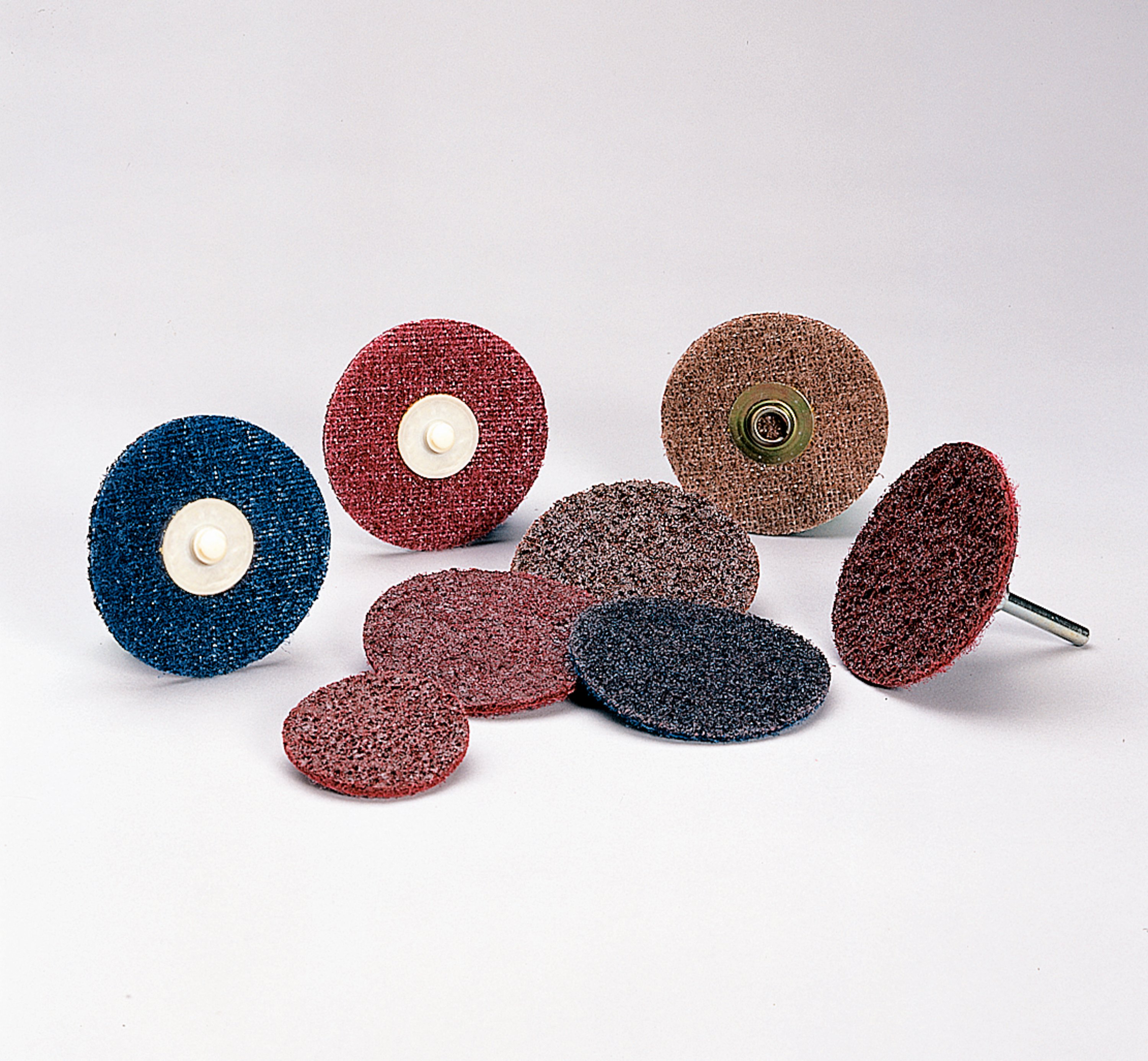 Buff & Blend products, Standard Abrasives™ Quick Change Surface Conditioning FE Disc is engineered to provide high initial and extended rates of cut, while maintaining edge durability