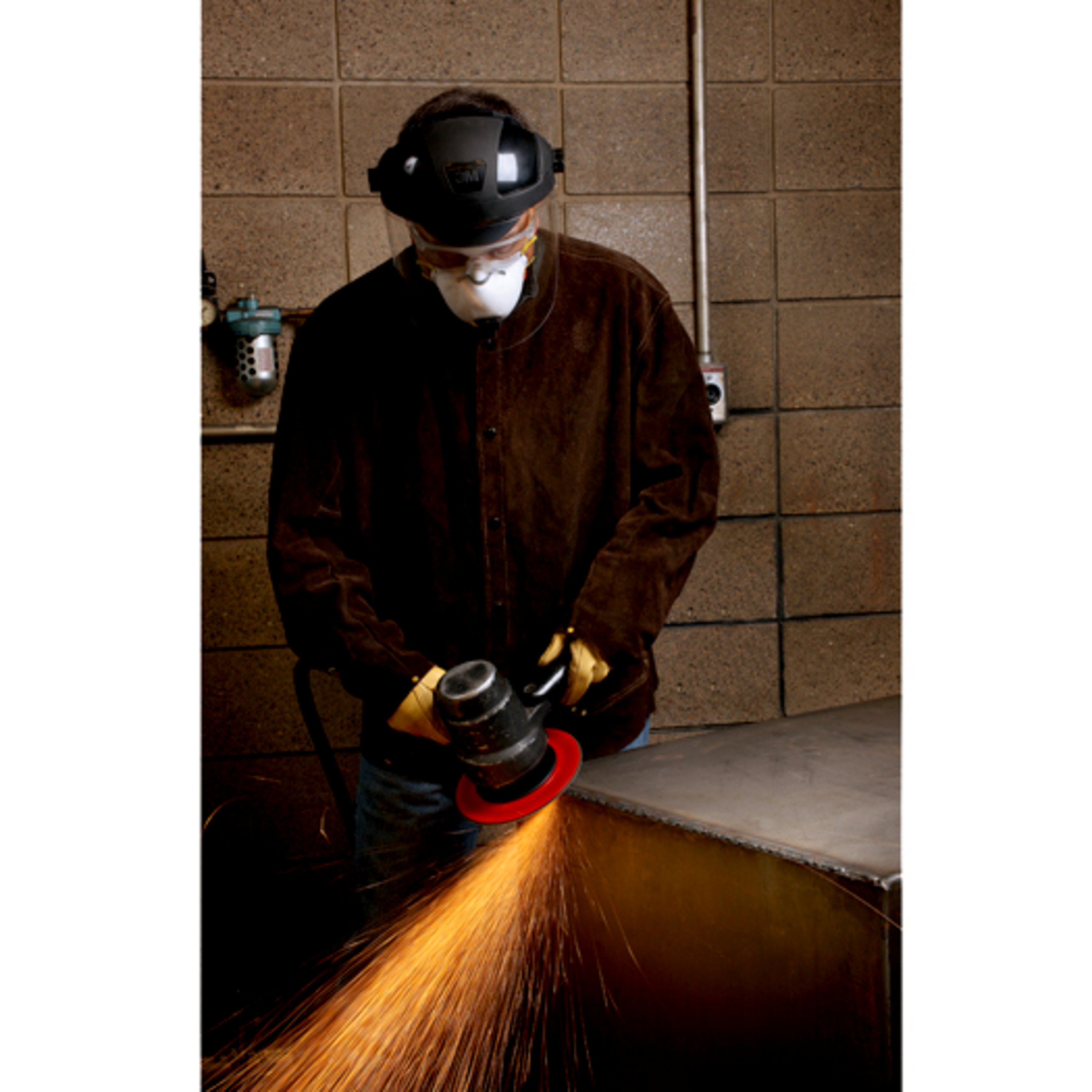 Choose the Cubitron™ II Roloc Fibre Disc 982C for medium to heavy-duty stock removal on carbon steel applications such as edge chamfering, beveling, weld grinding, and removing mill scale, pits and imperfections, machining grooves, and more.