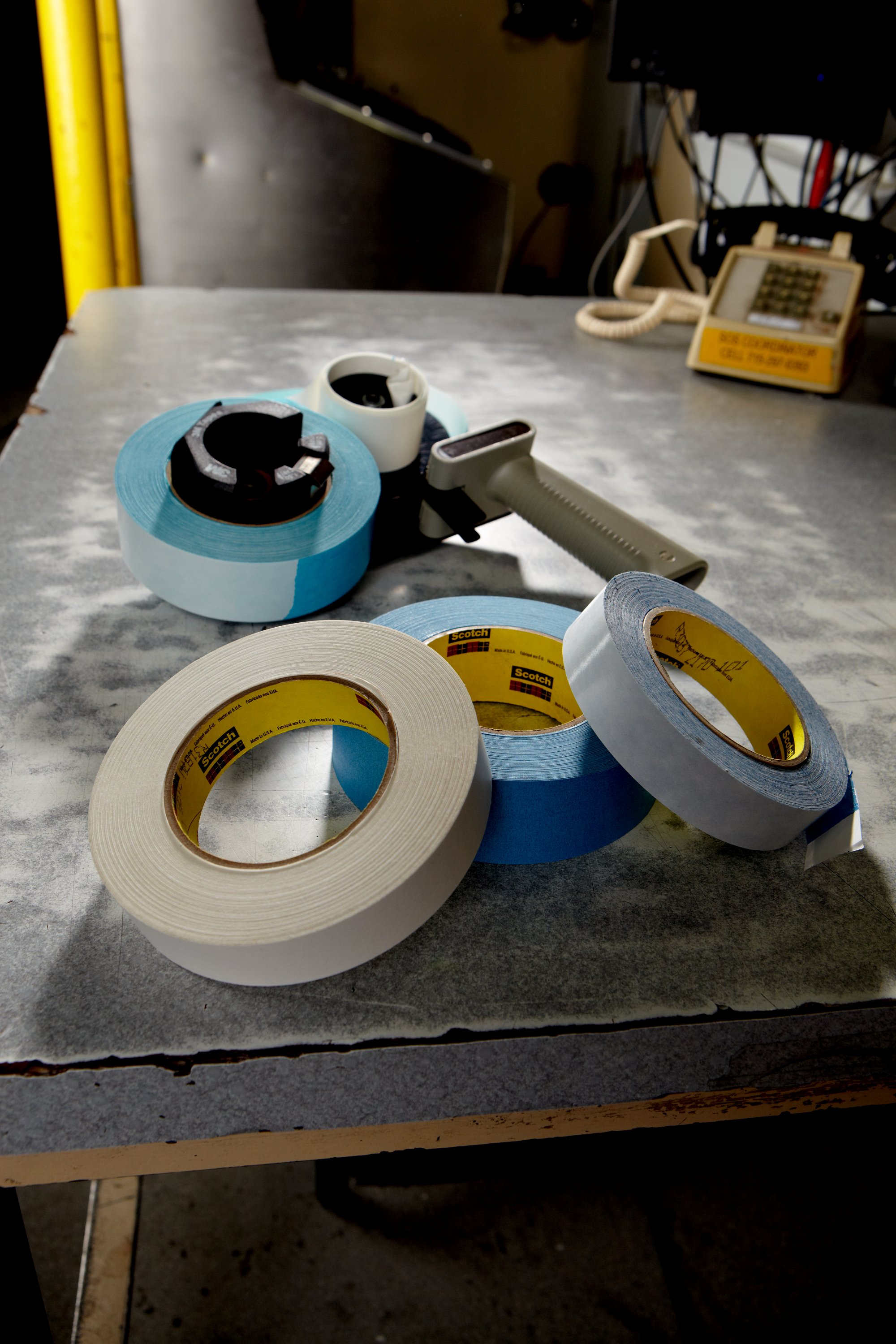 3M™ Repulpable Tape 906W has been an industry standard for flying splices because if provides high initial wet grab and excellent shear strength.